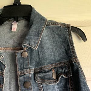 Sleeveless denim jacket